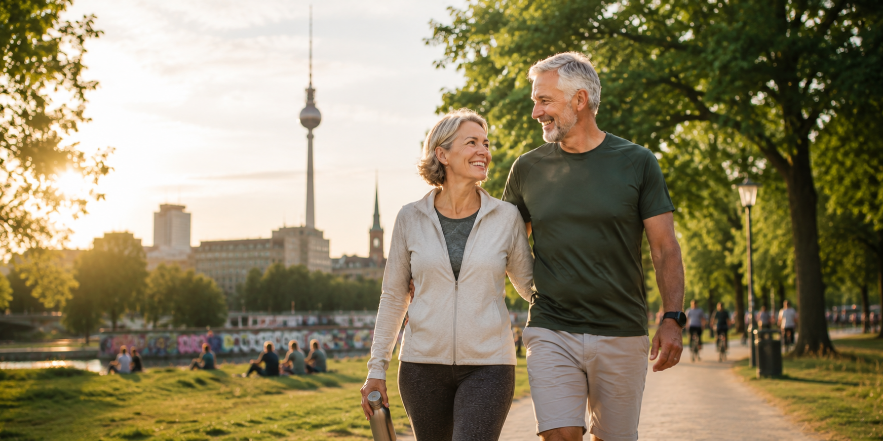 Ein älteres gesundes und fittes Paar läuft nach eine Longevity-Beratung glücklich durch Berlin